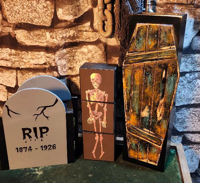 SKELETON/ZOMBIE IN THE COFFIN