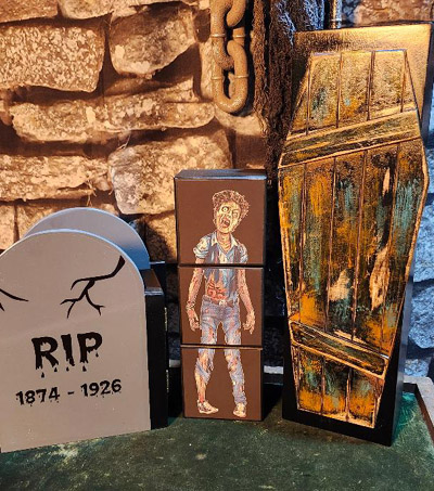 SKELETON/ZOMBIE IN THE COFFIN