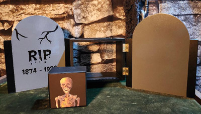 SKELETON/ZOMBIE IN THE COFFIN